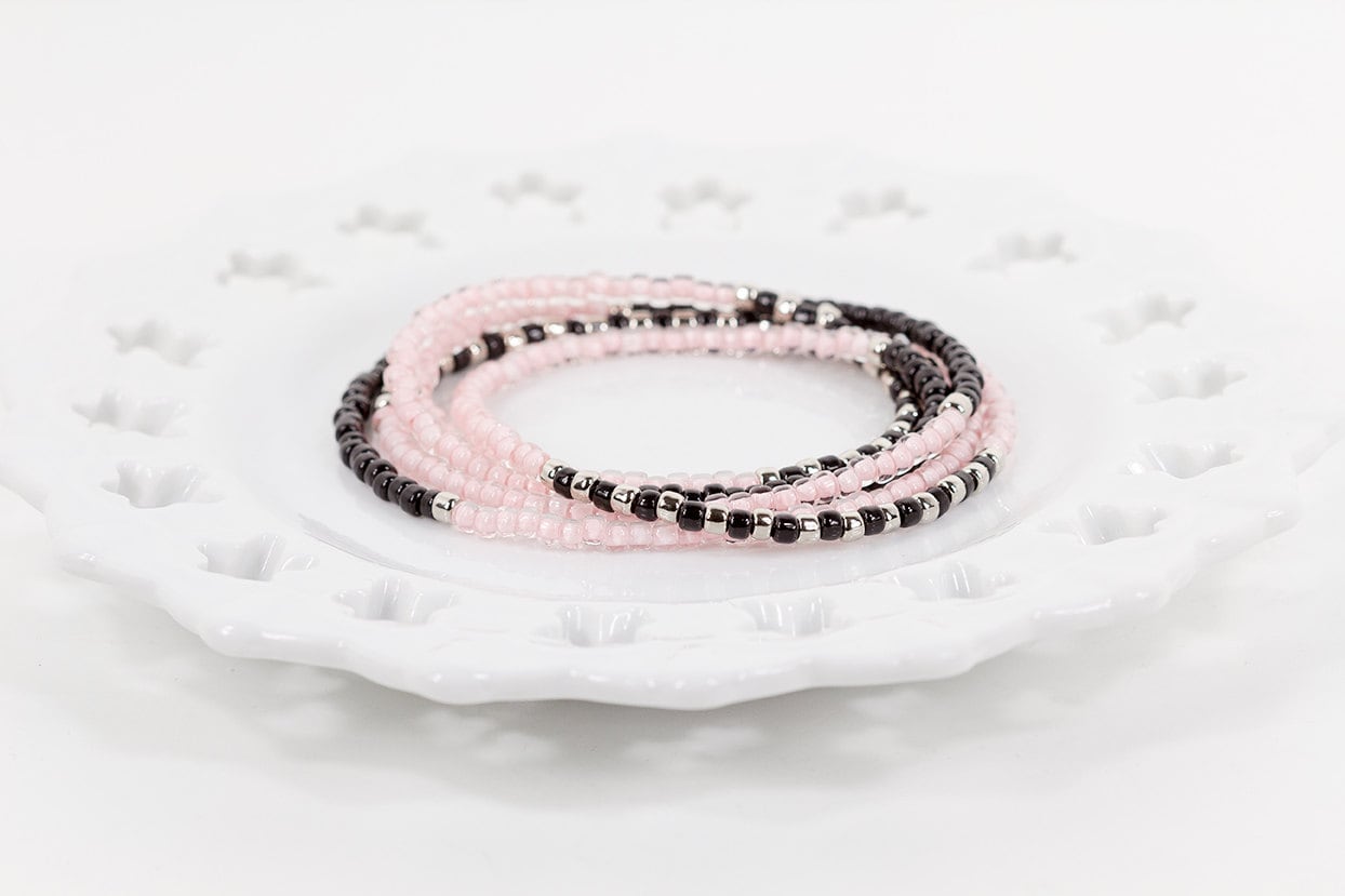 Lange Perlenkette in Rosa Schwarz Und Silber Glas Perlen Drei Weg Halskette Oder Wickelarmband von NouveauTique