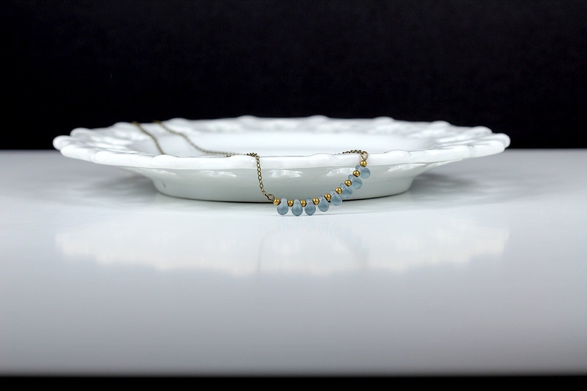 Layering Halskette Bar Anhänger Antik Messing Kette Blau Glas Tropfen Perlen von NouveauTique