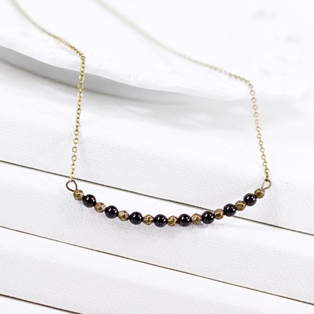 Messing Antik Halskette Kette Bar Mit Schwarzen Swarovskiperlen von NouveauTique