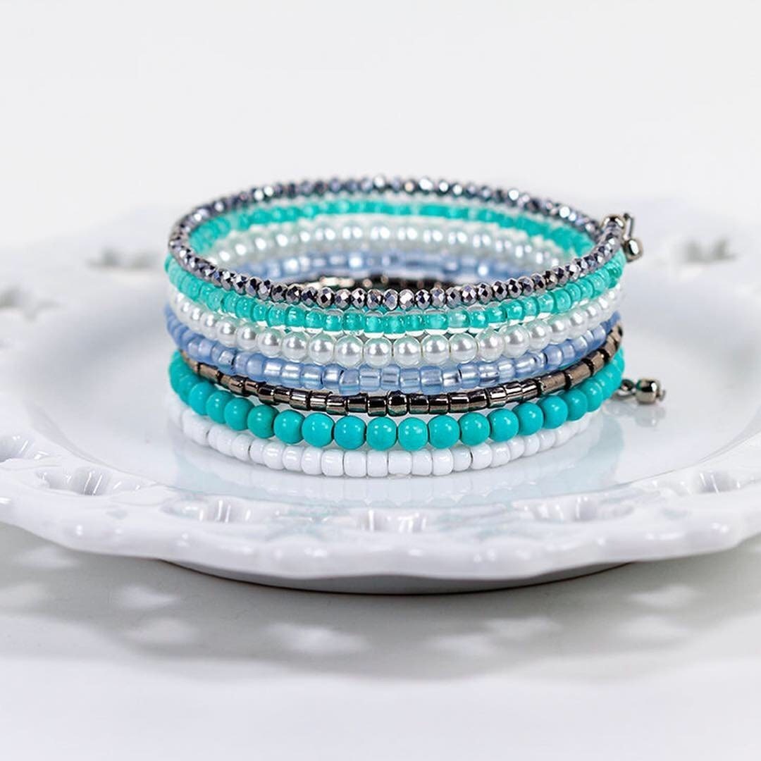 Seafoam Wrap Armband Türkis Perlen Memory Wire Blau Boho Hell Festival Stapeln von NouveauTique