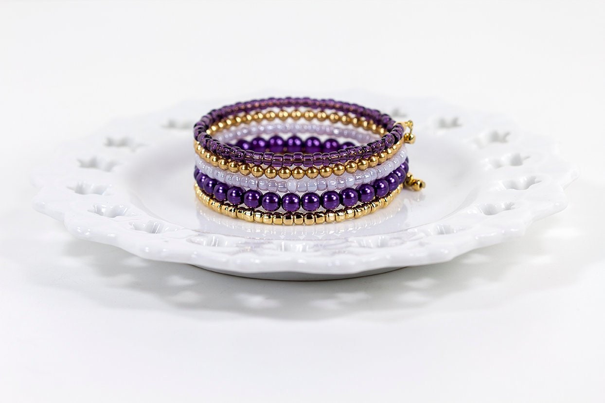 Wickelarmband Aus Lila Perlen Armband Memory Wire Lila Und Gold Festival Stapeln von NouveauTique