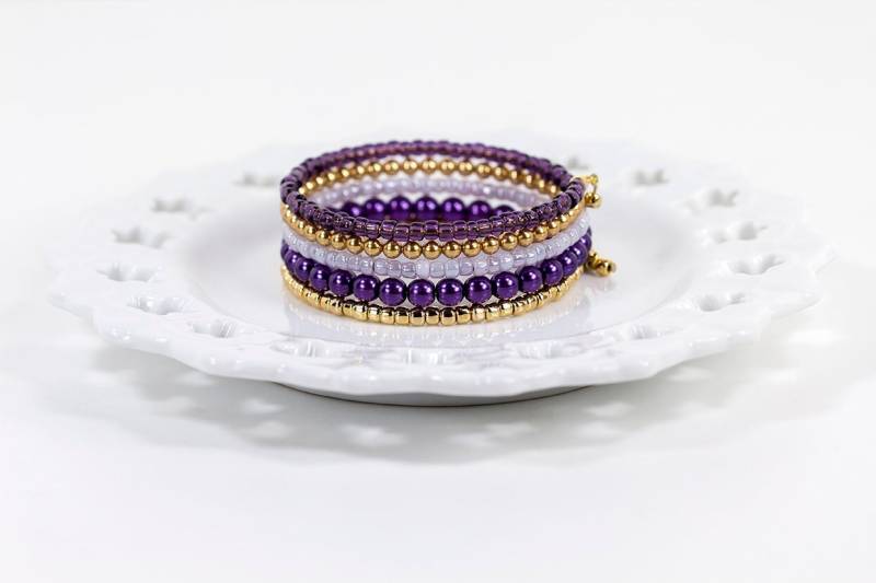 Wickelarmband Aus Lila Perlen Armband Memory Wire Lila Und Gold Festival Stapeln von NouveauTique