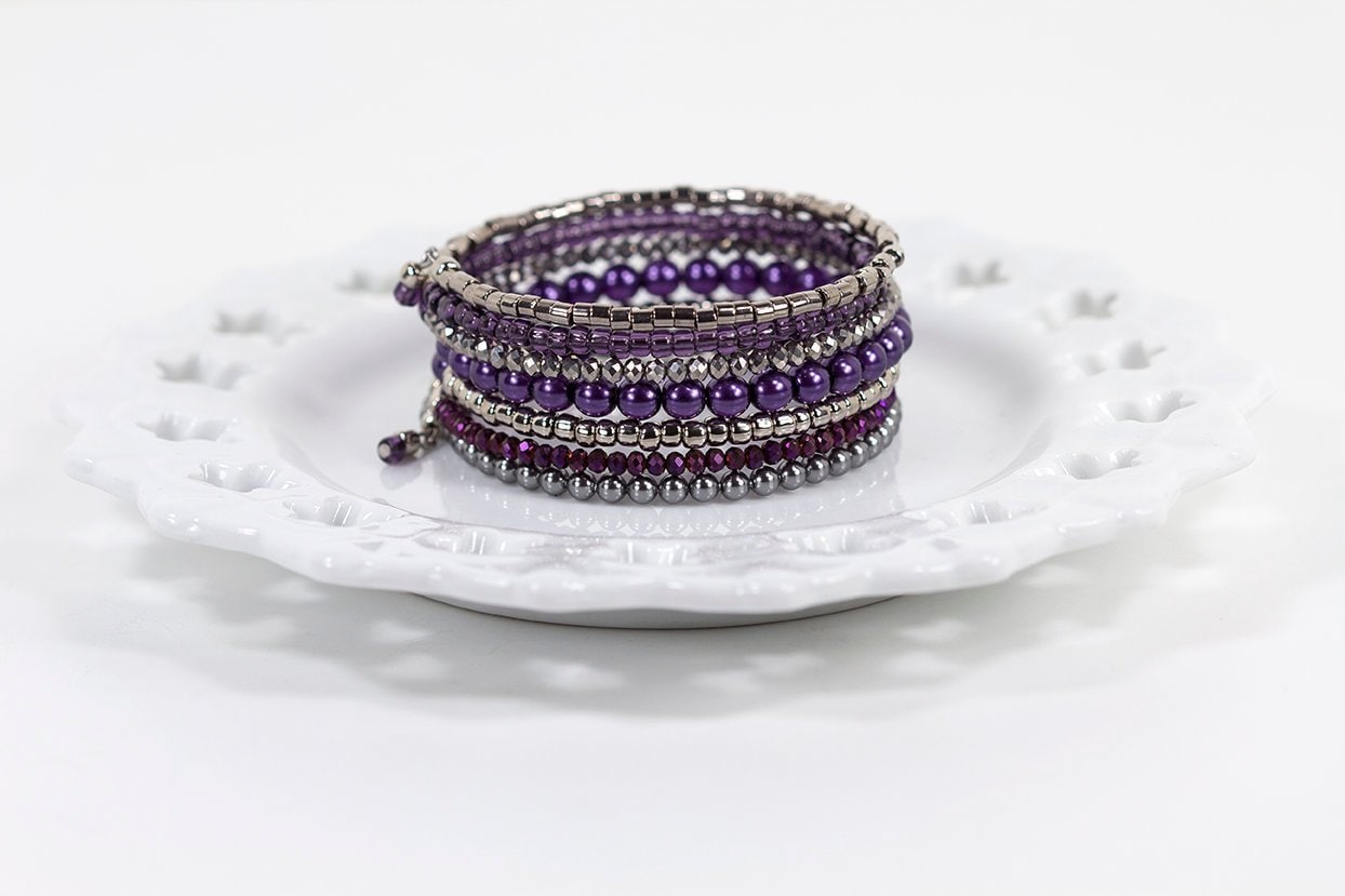 Wickeln Sie Armband Perlenarmband Memory Draht Lila Silber Grau-Festival-Armband Boho Hellen Farben Stapeln von NouveauTique