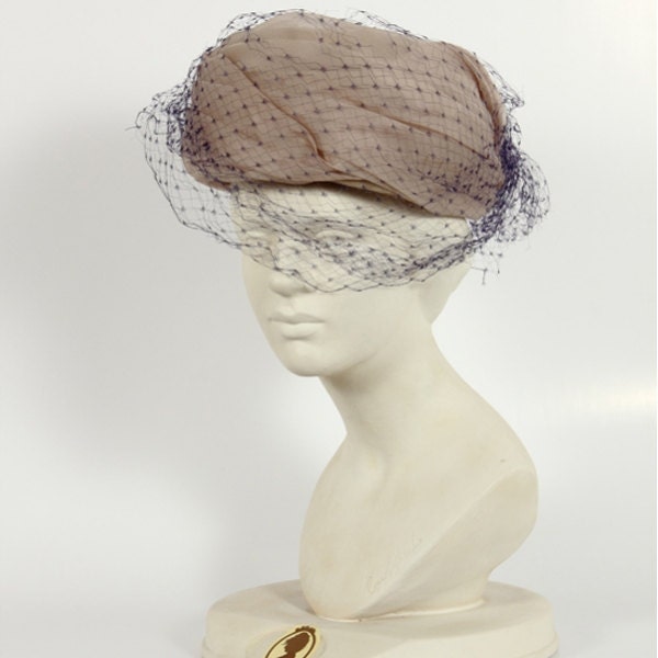 1950Er Capello Vintage Ecru Con Veletta 1950Er Capello Vintage Ecru Con Veletta von NouvelleVieAtelier