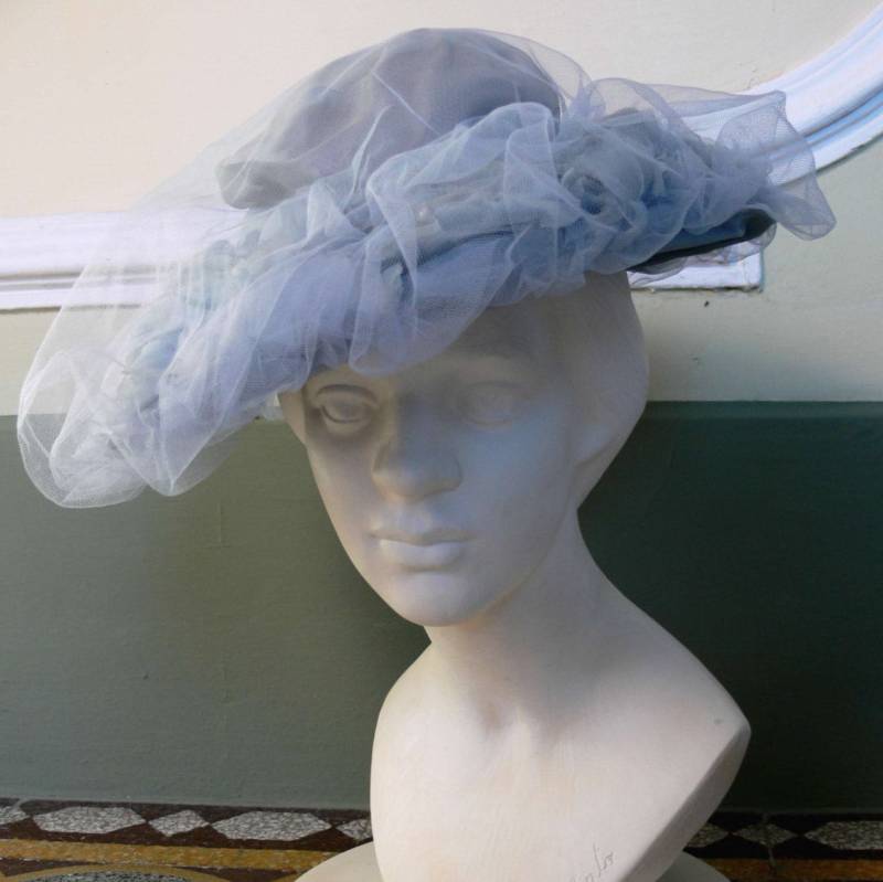 1950Er Cappellino Vintage in Tüll Azzurro Polvere 1950Er Cappellino Vintage in Tüll Azzurro Polvere von NouvelleVieAtelier