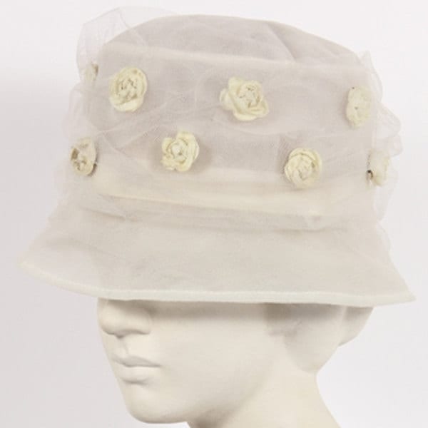 1960Er Cappello Vintage in Tüll Bianco Con Fiori 1960Er Cappello Vintage in Tüll Bianco Con Fiori von NouvelleVieAtelier