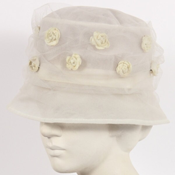 1960Er Cappello Vintage in Tüll Bianco Con Fiori 1960Er Cappello Vintage in Tüll Bianco Con Fiori von NouvelleVieAtelier