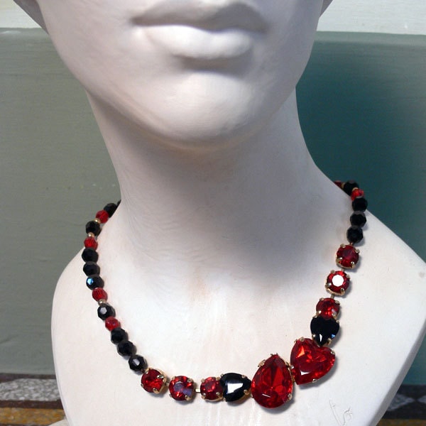 1980S Vintage Kette Mit Schwarzen Und Roten Perlen von NouvelleVieAtelier