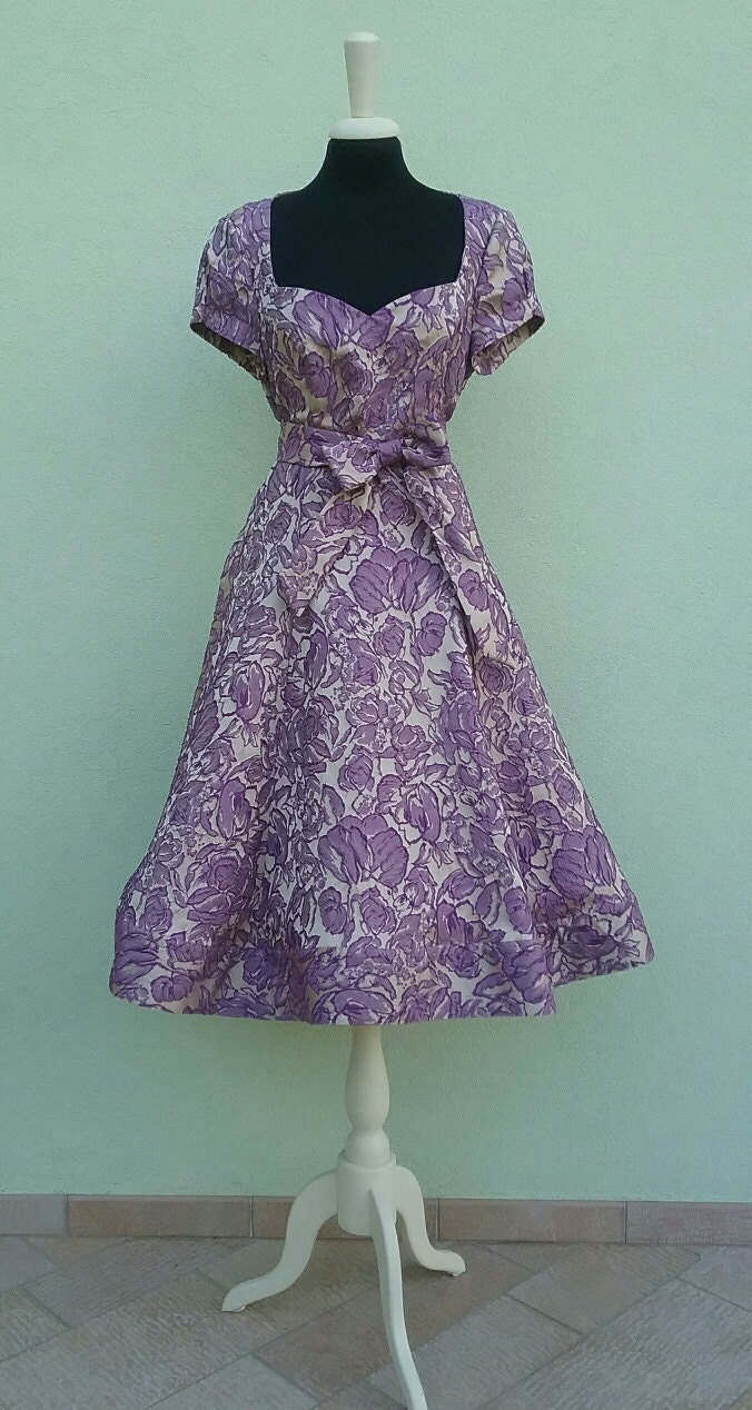 Abito New Retro Stile Anni "50 - Tessuto Broccato Grigio/Viola Con Scollatura A Cuore Abito New Retro Stile Anni "50 - Tessuto Broccato Grigio/Viola Con Scollatura A Cuore von NouvelleVieAtelier