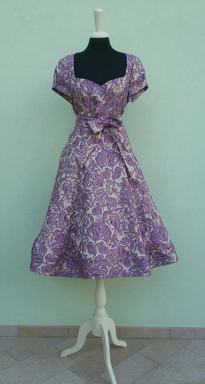 Abito New Retro Stile Anni "50 - Tessuto Broccato Grigio/Viola Con Scollatura A Cuore Abito New Retro Stile Anni "50 - Tessuto Broccato Grigio/Viola Con Scollatura A Cuore von NouvelleVieAtelier