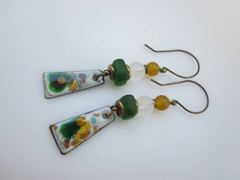 Grüne Und Gefrostete Seeglas-Ohrringe Mit Emaille-Perlen in Tropfenform von NovaLeighs