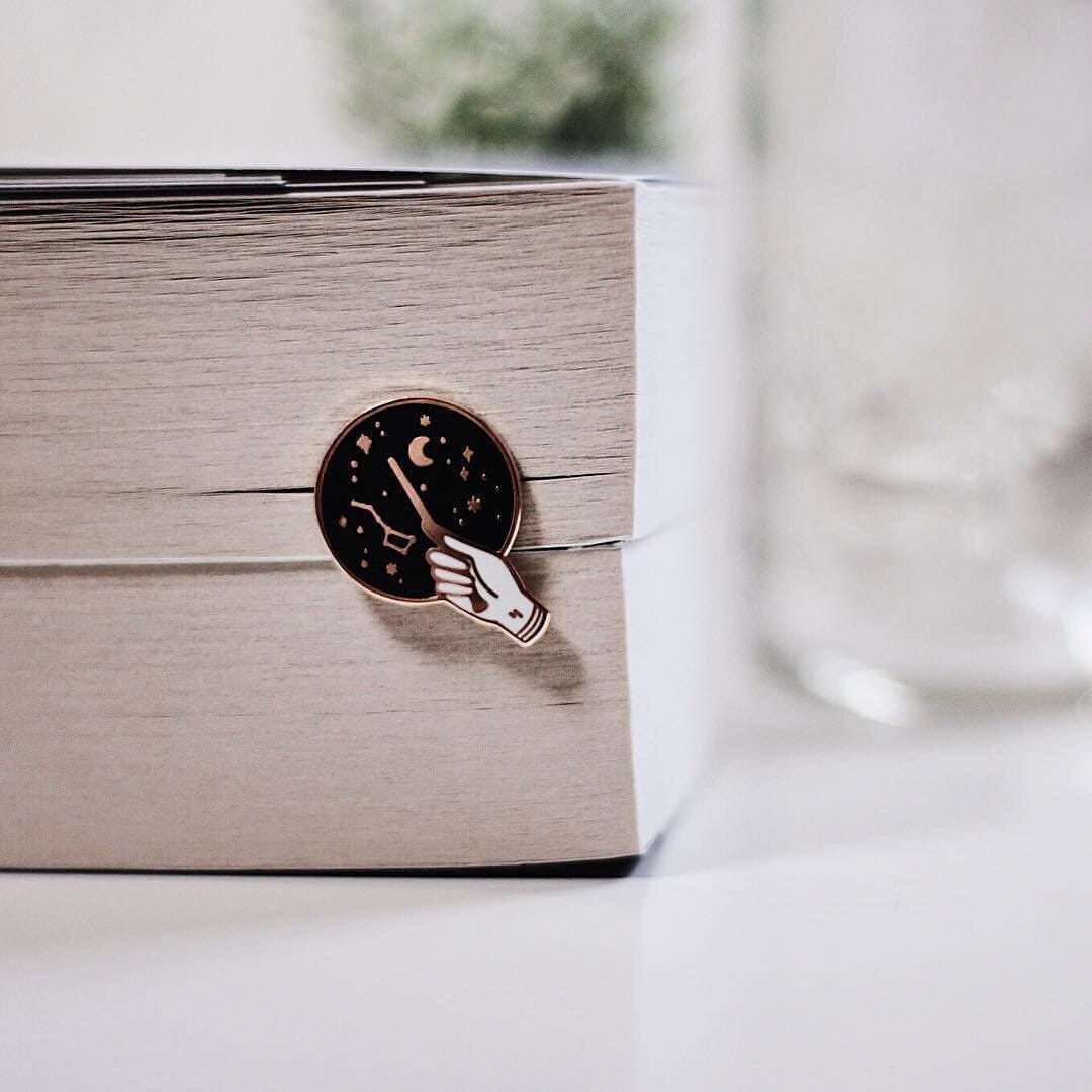 Emaillierte Baguette-Anstecknadel von NovemberAndMay