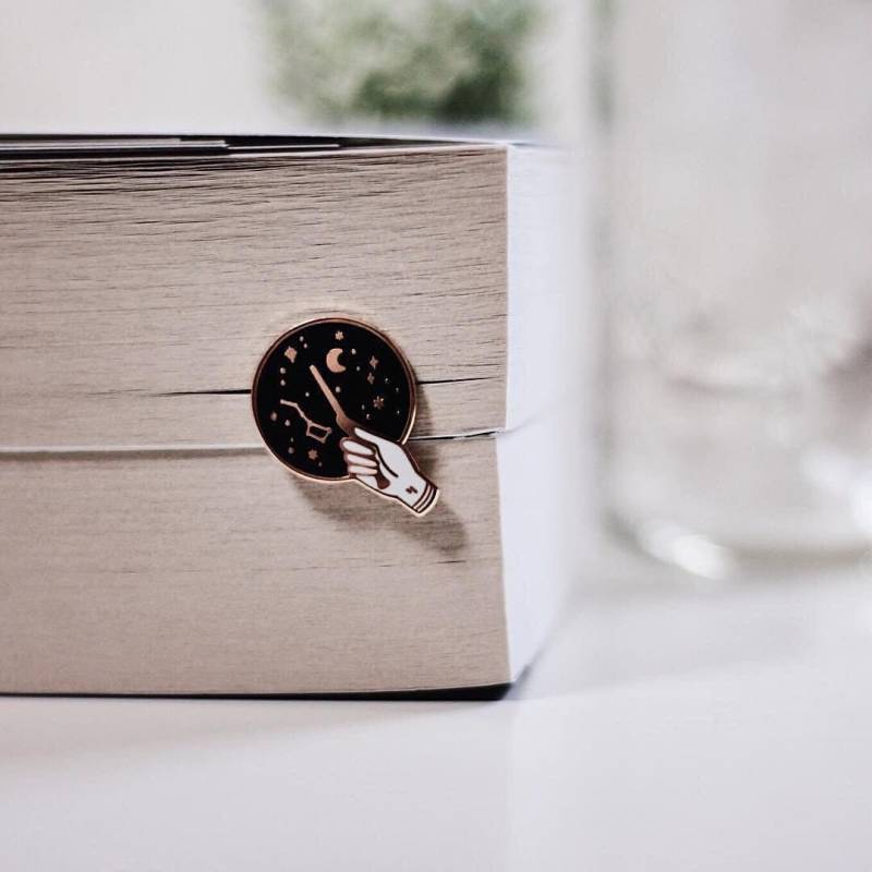 Emaillierte Baguette-Anstecknadel von NovemberAndMay