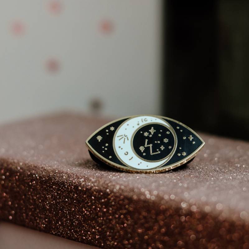 Emaillierte Weltraum-Augennadel von NovemberAndMay