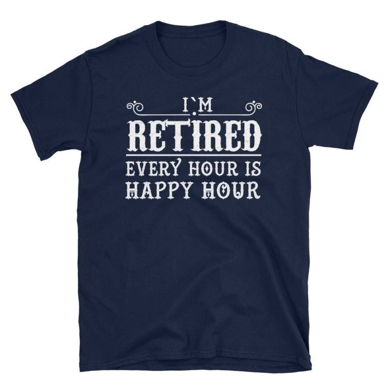 Ich Bin Im Ruhestand Jede Stunde Ist Happy Hour T-Shirt von NowBubble