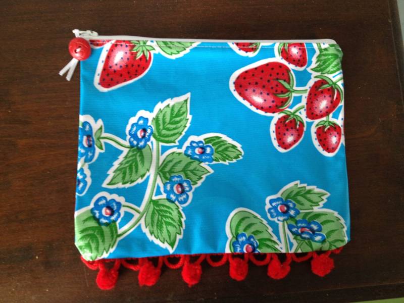 Allzweck-Reißverschlusstasche Aus Wachstuch Mit Erdbeeren Und Fransen von NowandThenCt