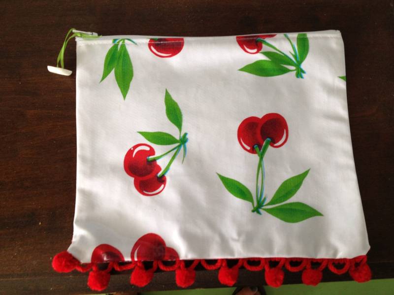 Allzwecktäschchen Mit Reissverschluss Kirschen Und Kugelfransen von NowandThenCt