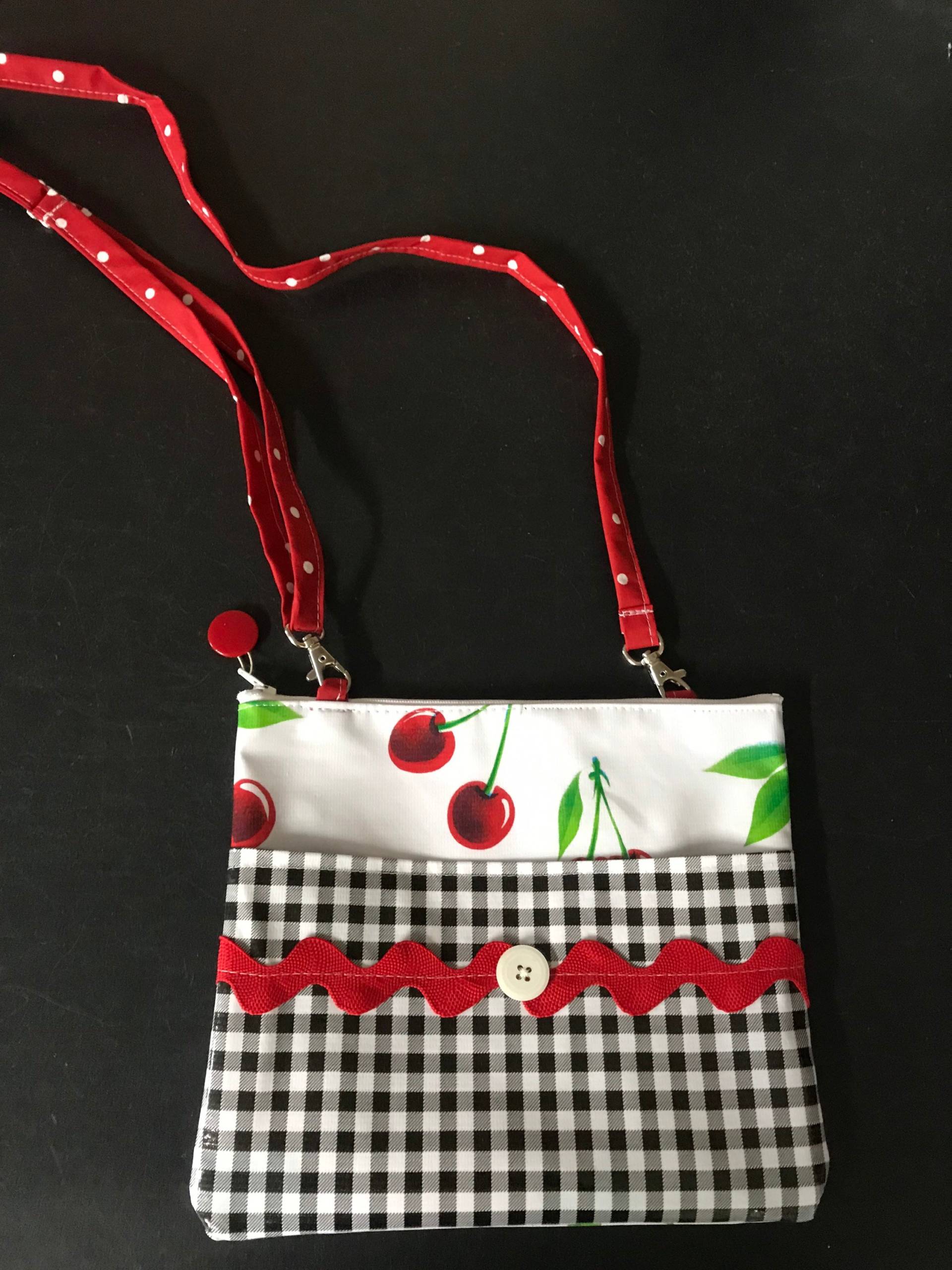 Retro Umhängetasche Aus Wachstuch Mit Kirschen Und Vichykaro von NowandThenCt