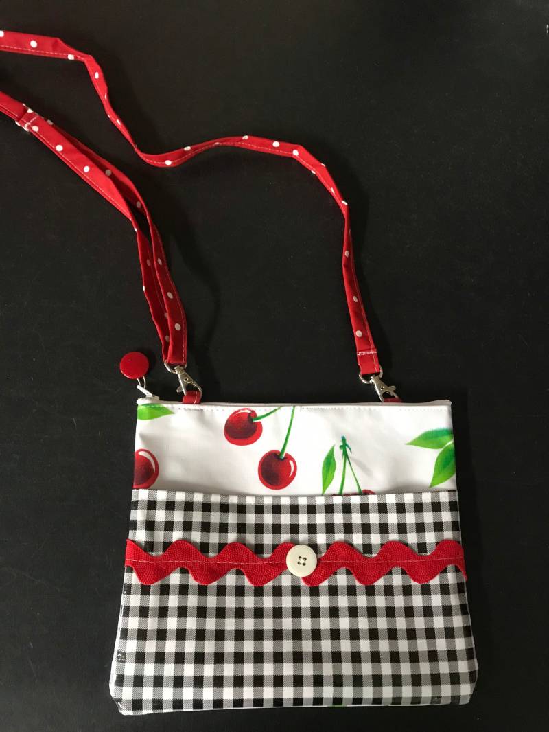 Retro Umhängetasche Aus Wachstuch Mit Kirschen Und Vichykaro von NowandThenCt