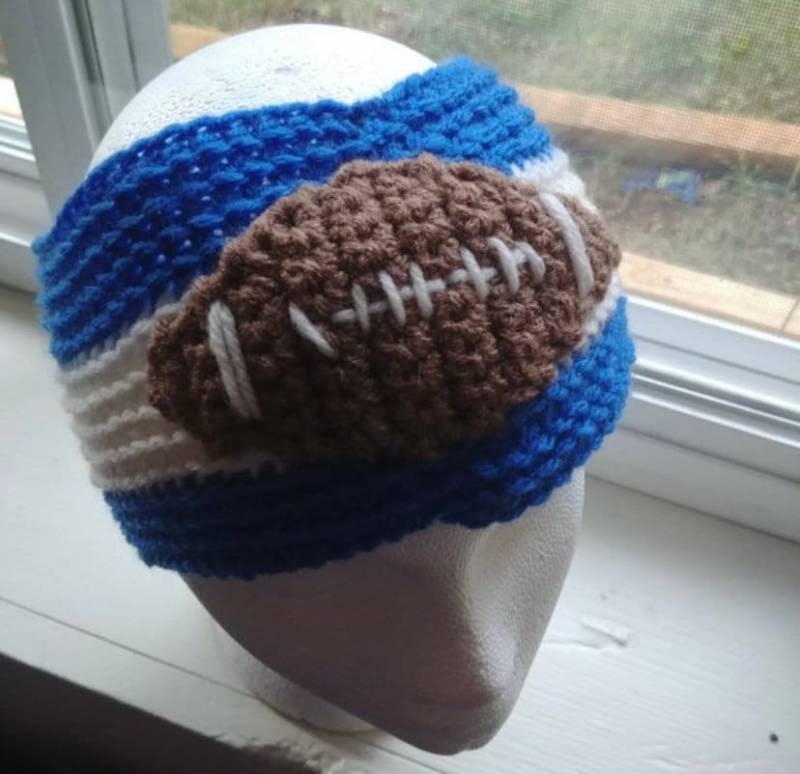 Gehäkeltes Fußball Stirnband/Ohrwärmer Gehäkeltes Fußball Stirnband/Ohrwärmer von NowlinYarnCreations