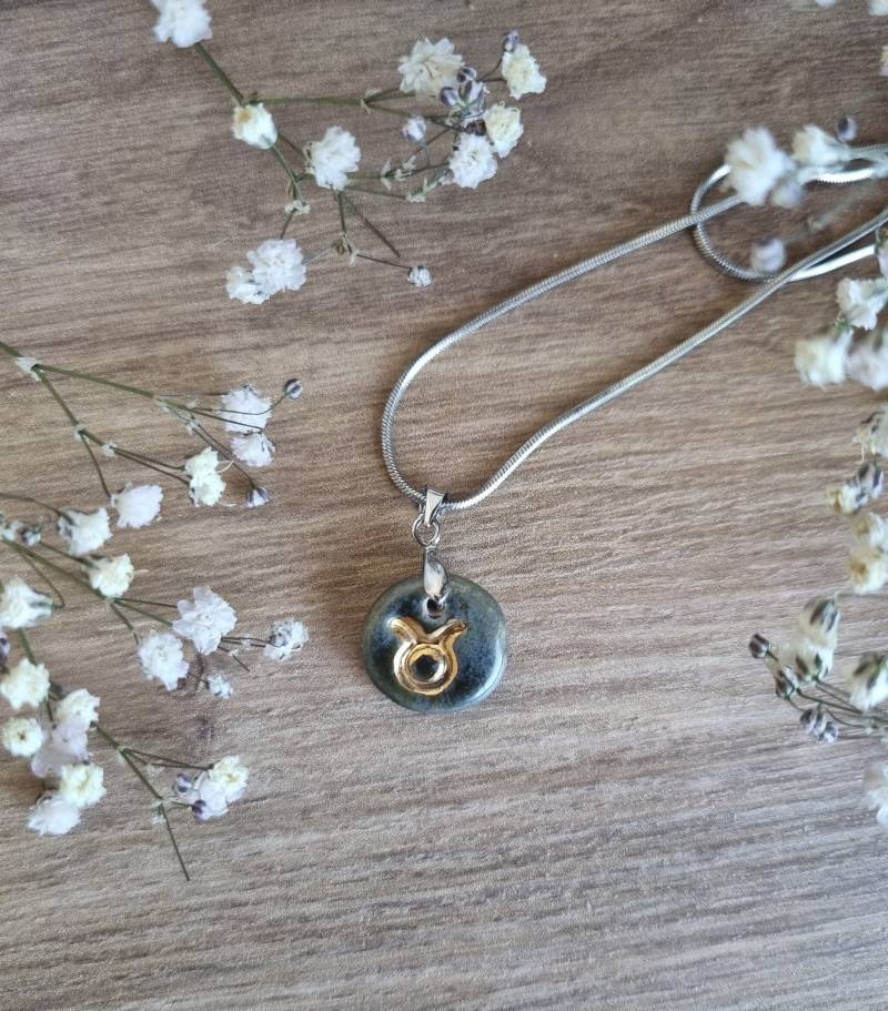 Handgemachte Keramikkette Mit 14K Goldglanz, Handgefertigte Porzellankette Goldglanz Taurus von NoxCeramicAtelier