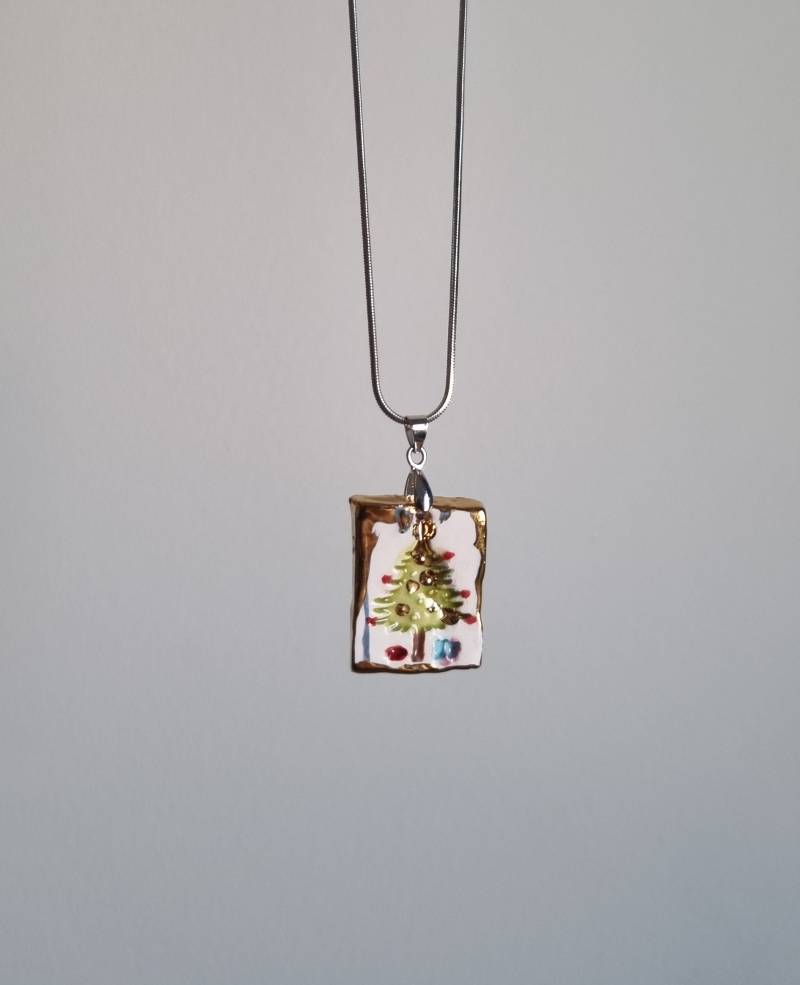Handgemachte Keramik Weihnachtsbaum-Halskette 14K Gold Luster von NoxCeramicAtelier