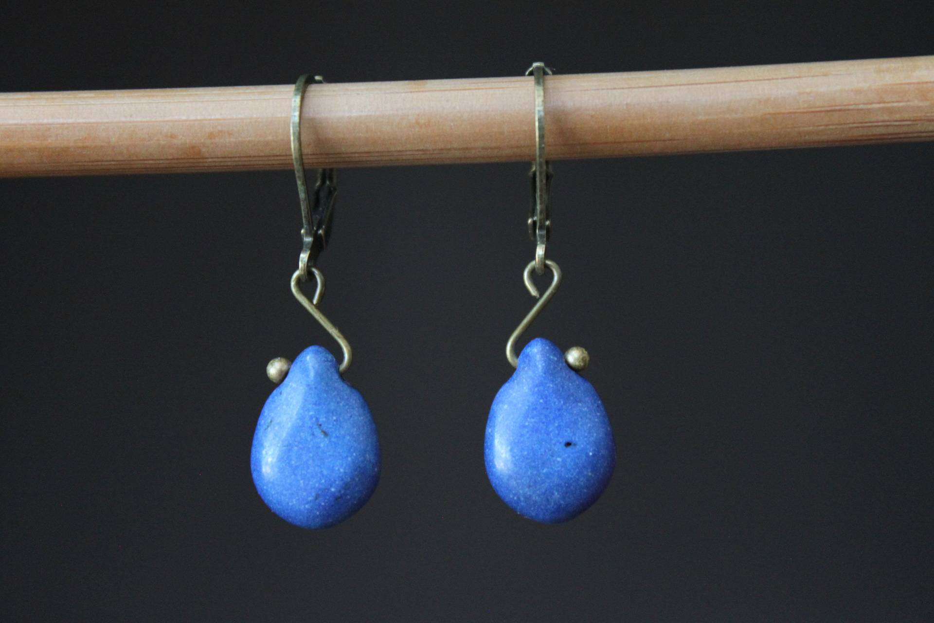 Blaue Teardrop Ohrringe Antikmessing Brisuren von NtikArtJewelry