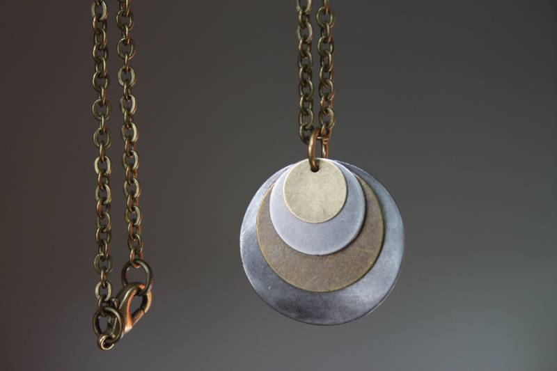 Boho Halskette Anhänger Schmuck Mixed Metal Messing Silber von NtikArtJewelry