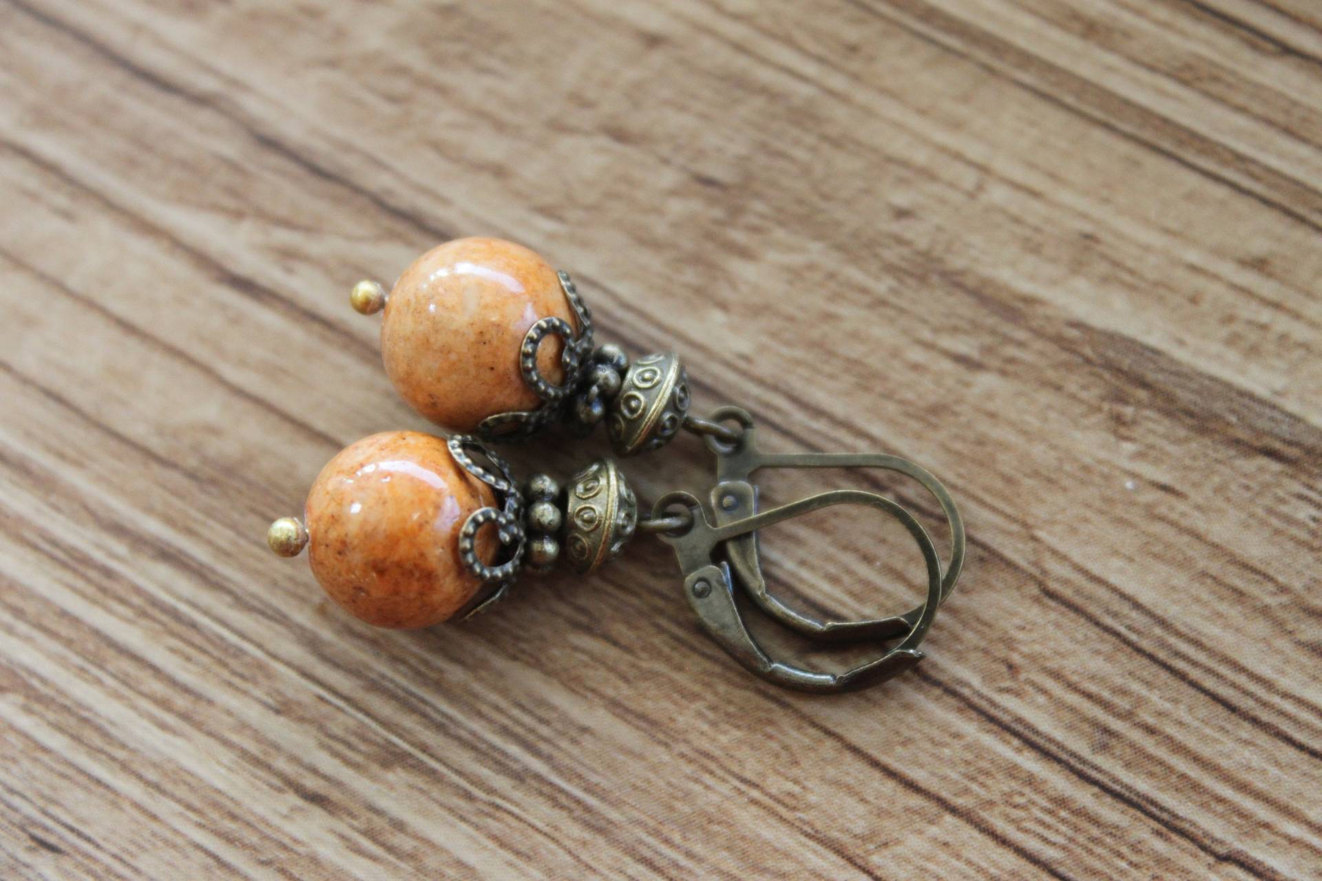 Braune Jade Edelstein Baumeln Ohrringe, Antike Messing Brisuren von NtikArtJewelry