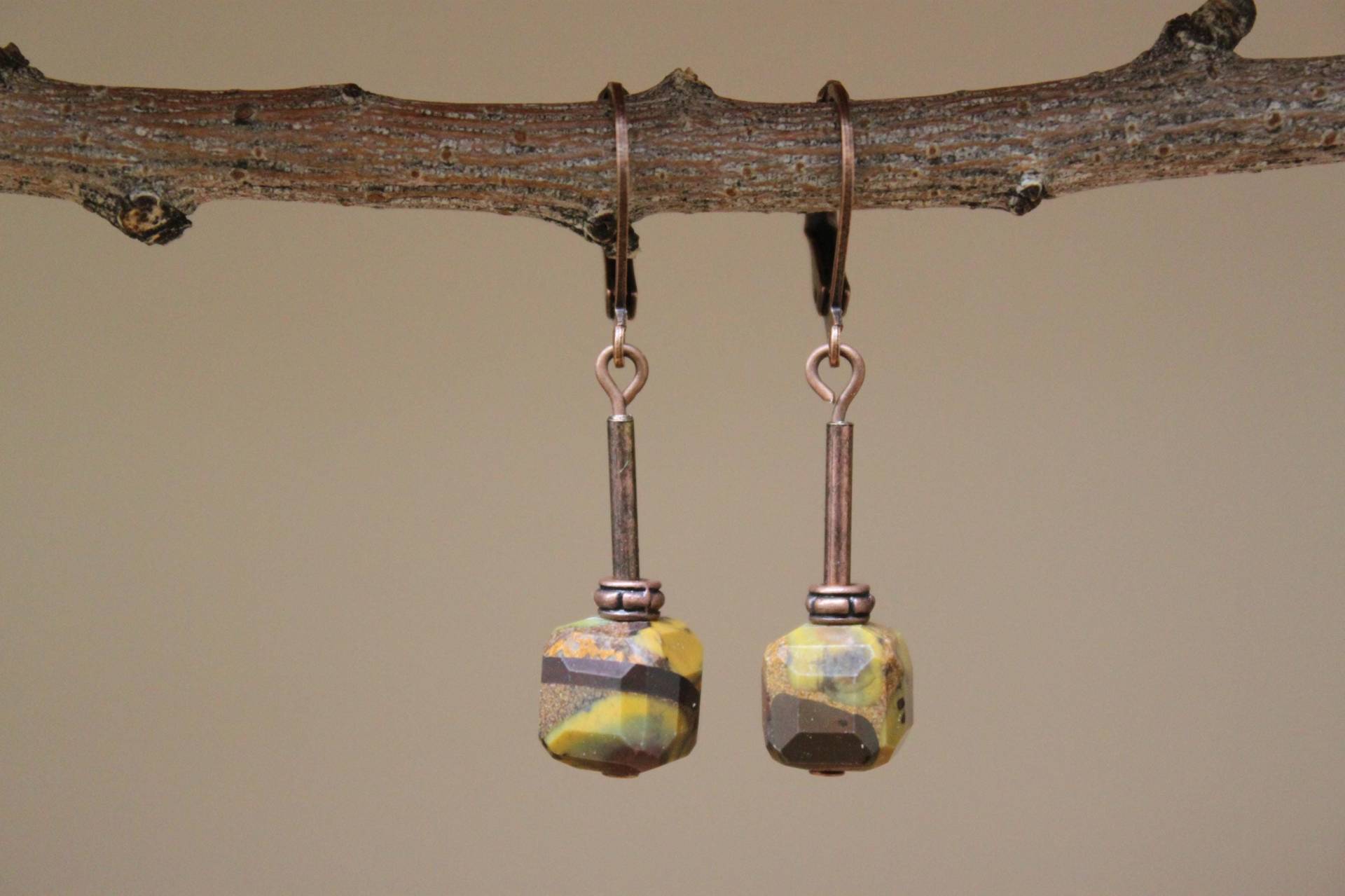 Bumble Bee Kupfer Ohrringe, Kleine Baumeln Braun Jaspis Rustikale Ohrringe von NtikArtJewelry