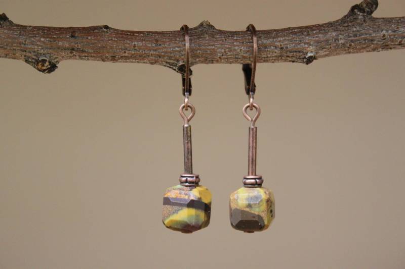 Bumble Bee Kupfer Ohrringe, Kleine Baumeln Braun Jaspis Rustikale Ohrringe von NtikArtJewelry