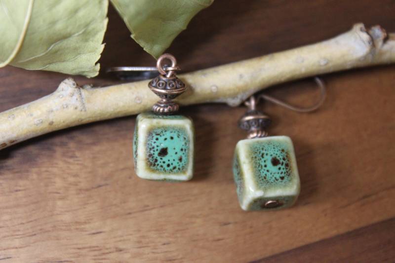 Grüne Keramikohrringe Rustikale Kupferton-Schmuck von NtikArtJewelry