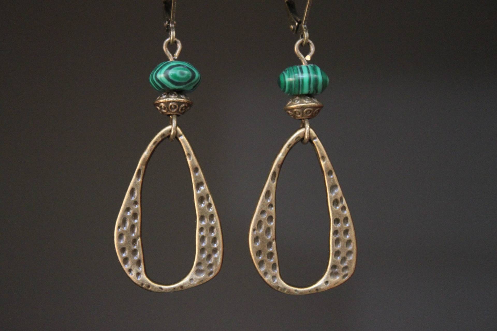 Grüne Malachit-Messing-Ohrringe Antiqued Boho Schmuck von NtikArtJewelry