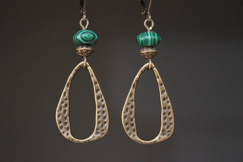 Grüne Malachit-Messing-Ohrringe Antiqued Boho Schmuck von NtikArtJewelry