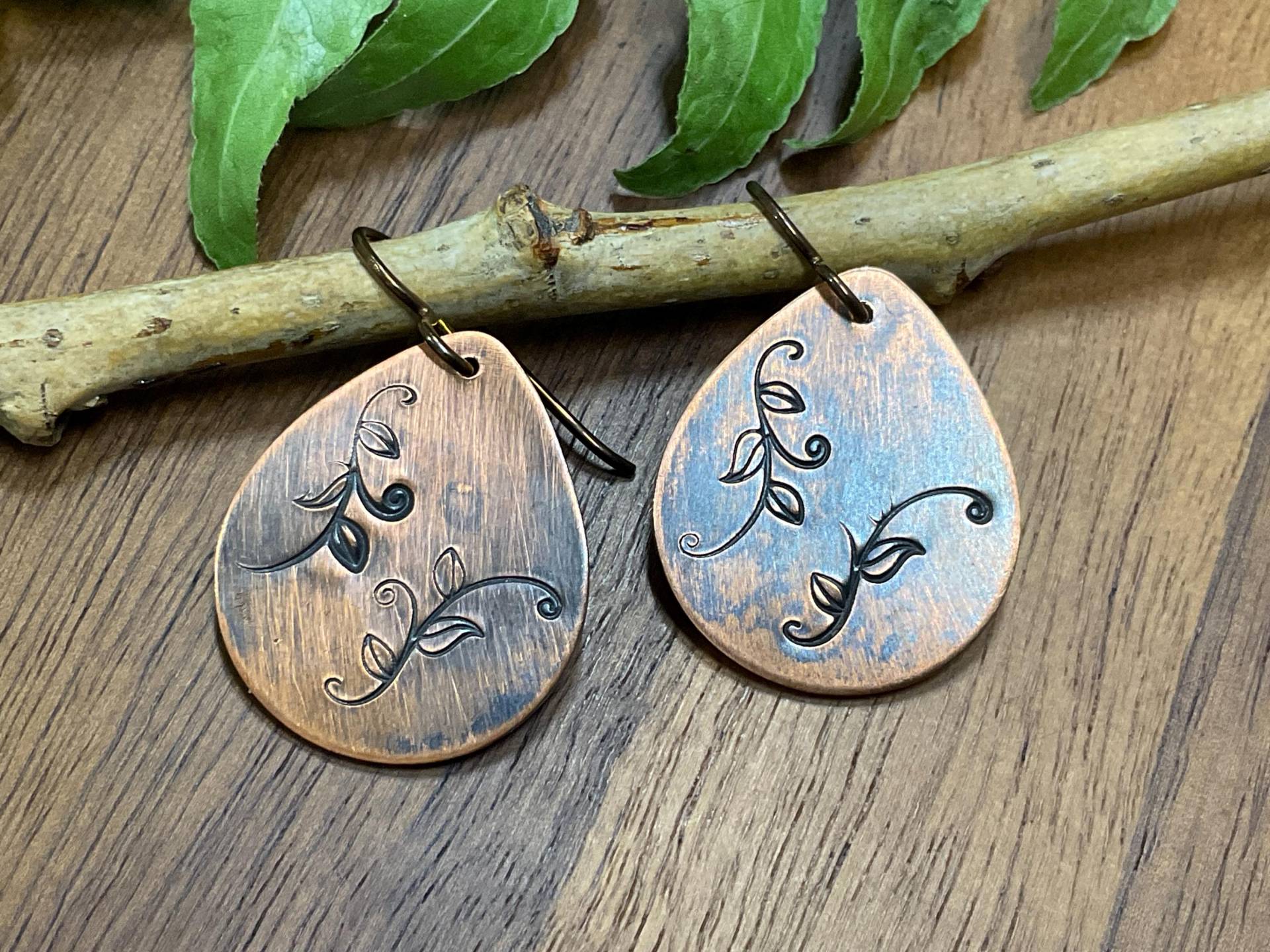 Hand Gestempelt Kupfer Blatt Ohrringe, Baumeln Boho Schmuck, 7Th Jahrestag, Natur-Liebhaber-Geschenk, Einzigartige Ohrring von NtikArtJewelry