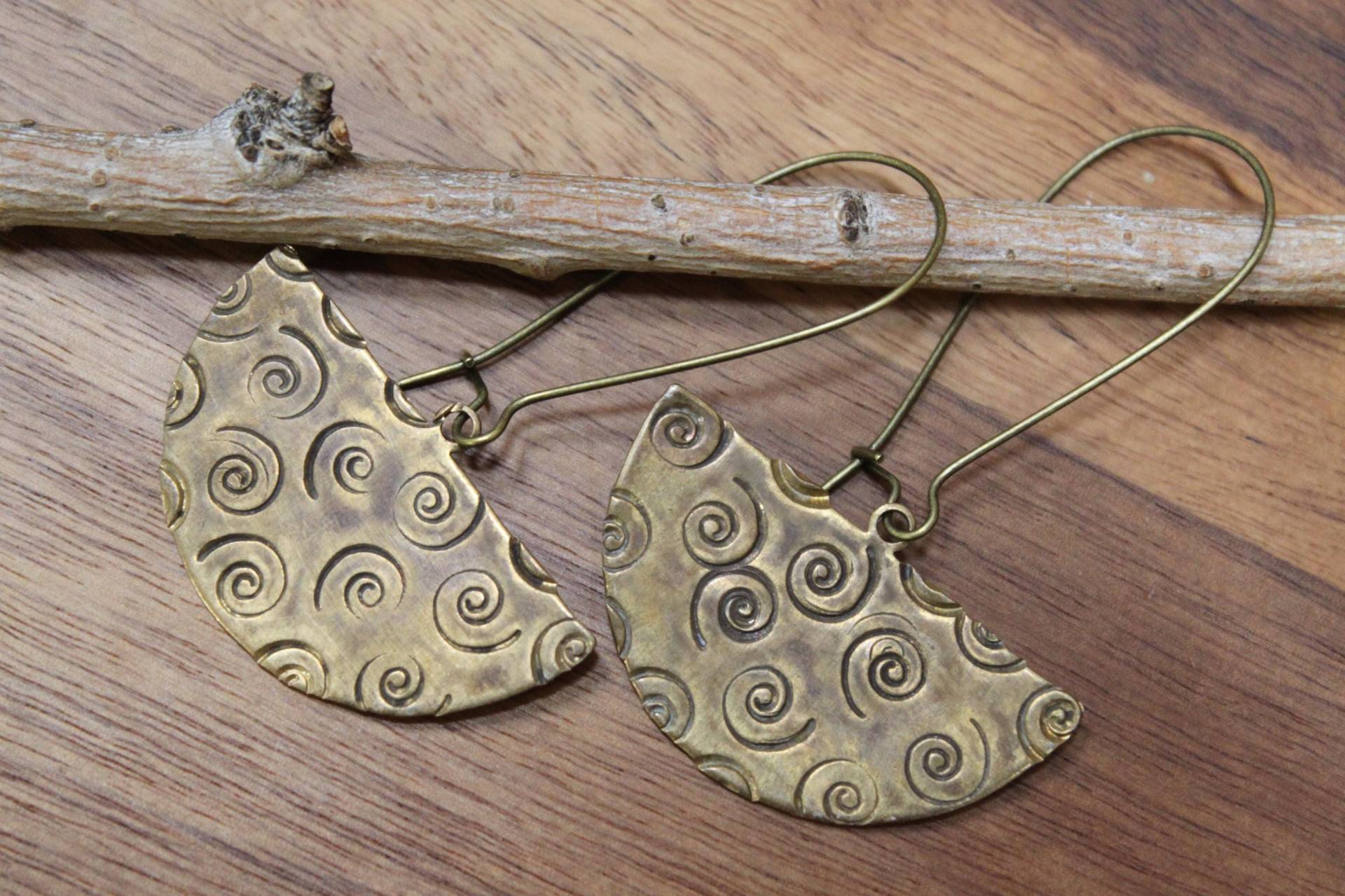 Hand Gestempelte Spirale Messing Ohrringe Oxidierter Boho Schmuck von NtikArtJewelry