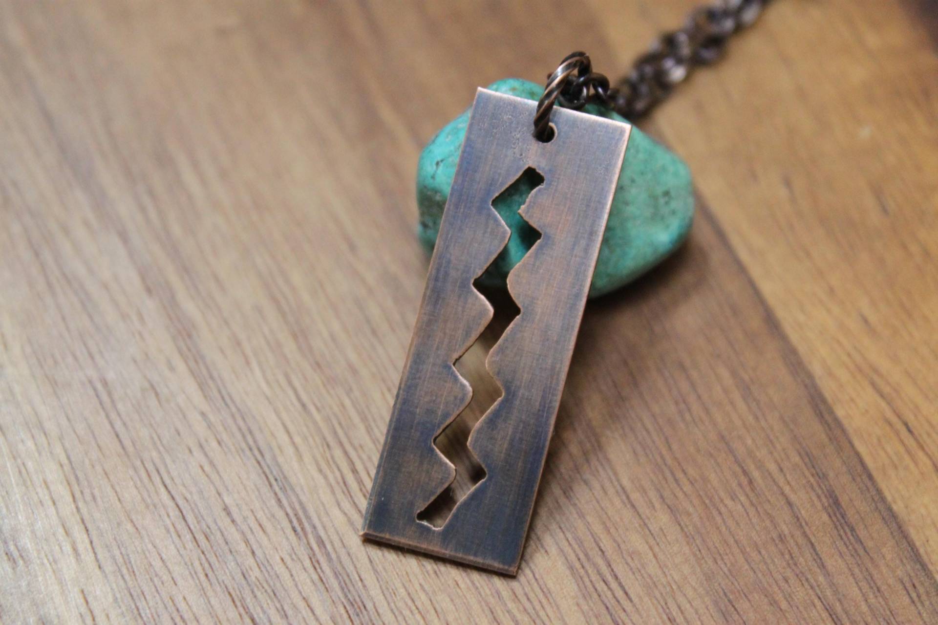 Handgefertigte Kupfer Blitz Halskette, Boho Anhänger Oxidiertes Schmuck, Einzigartiges Geschenk, Handsäge, Hand Durchbohrte Schmuck von NtikArtJewelry