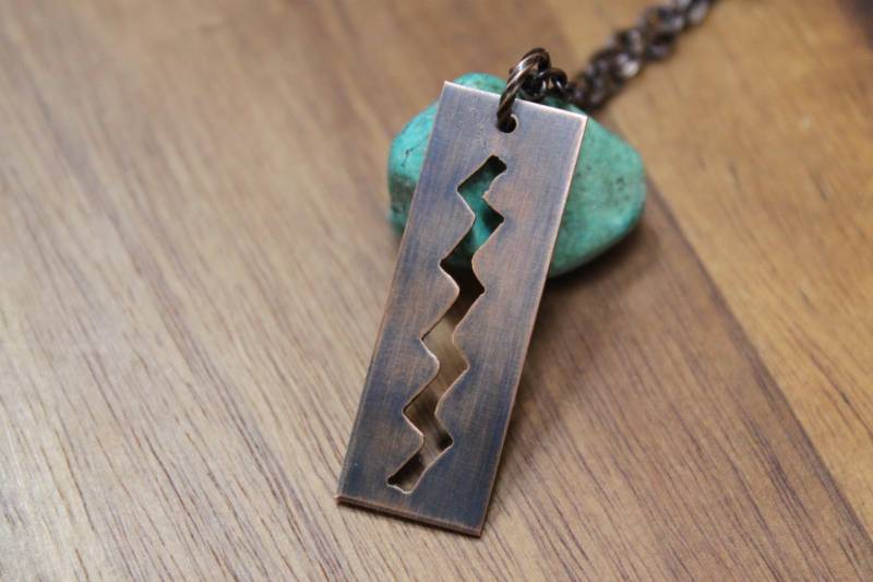 Handgefertigte Kupfer Blitz Halskette, Boho Anhänger Oxidiertes Schmuck, Einzigartiges Geschenk, Handsäge, Hand Durchbohrte Schmuck von NtikArtJewelry