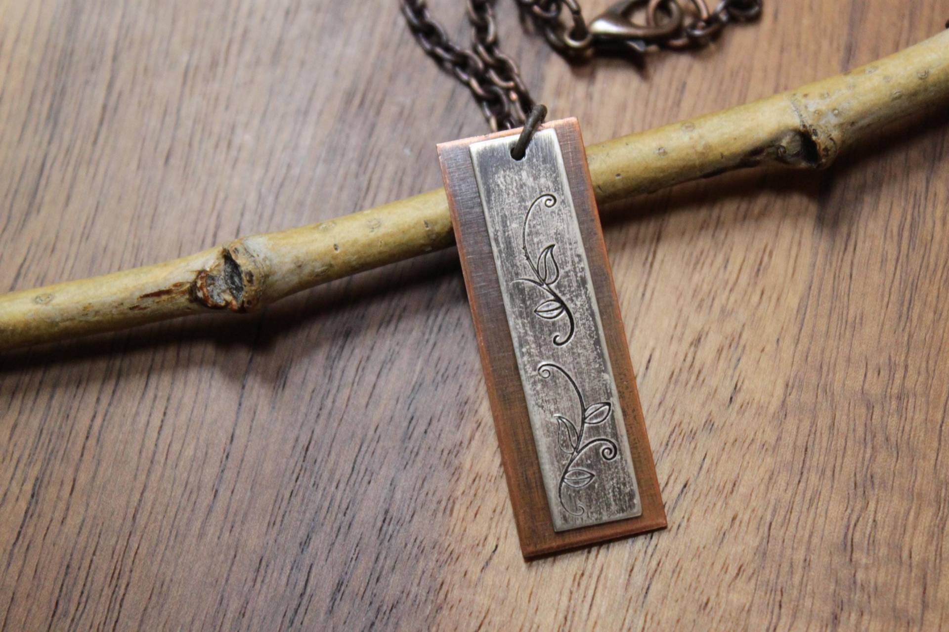 Handgefertigte Kupfer - Und Sterlingsilber-Anhänger-Halskette, Handgestempelte Blatt-Halskette, Boho-Halskette, Gemischter Metallschmuck von NtikArtJewelry