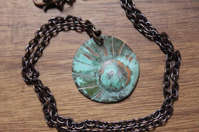 Handgestempelte Grünspan Kupfer Sun Anhänger Halskette Einzigartiger Handwerker Schmuck von NtikArtJewelry