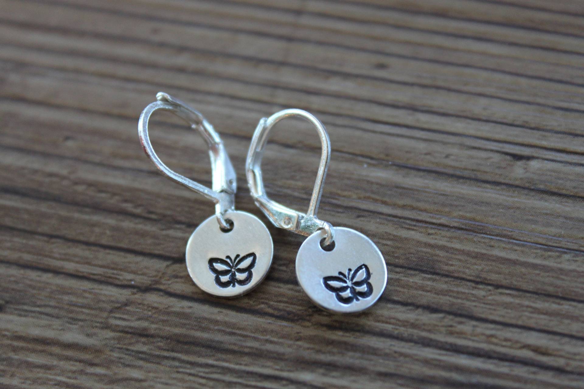 Kleine Sterling Silber Schmetterling Ohrringe Baumeln Tropfen Hand Gestempelt Minimalist Zierliche Natur Liebhaber Geschenk Leverback von NtikArtJewelry