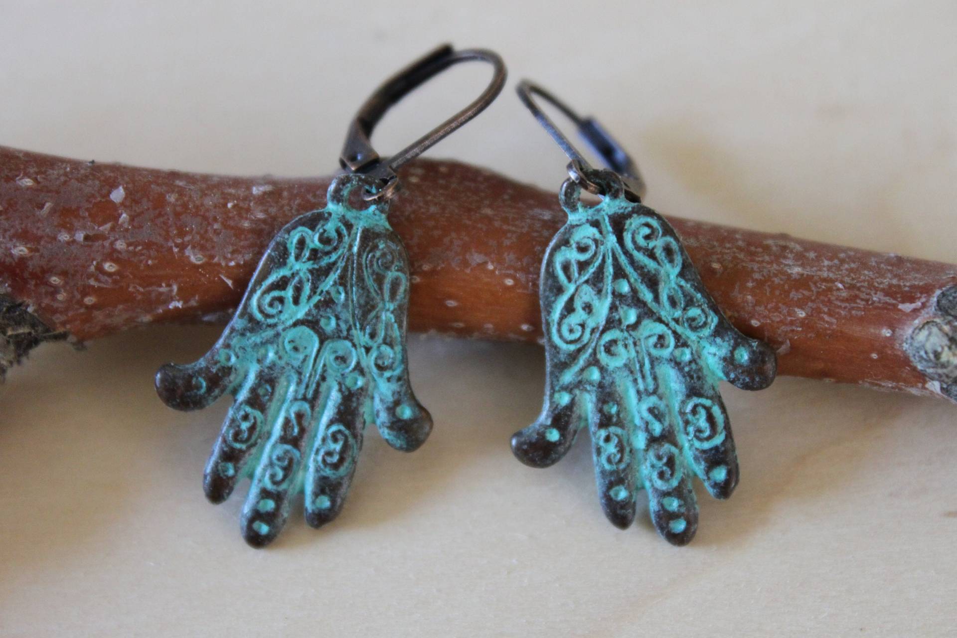 Kleine Türkis Patina Ohrringe/Baumeln Tropfen Hamsa Hand Der Fatima Geschenk Für Frauen von NtikArtJewelry