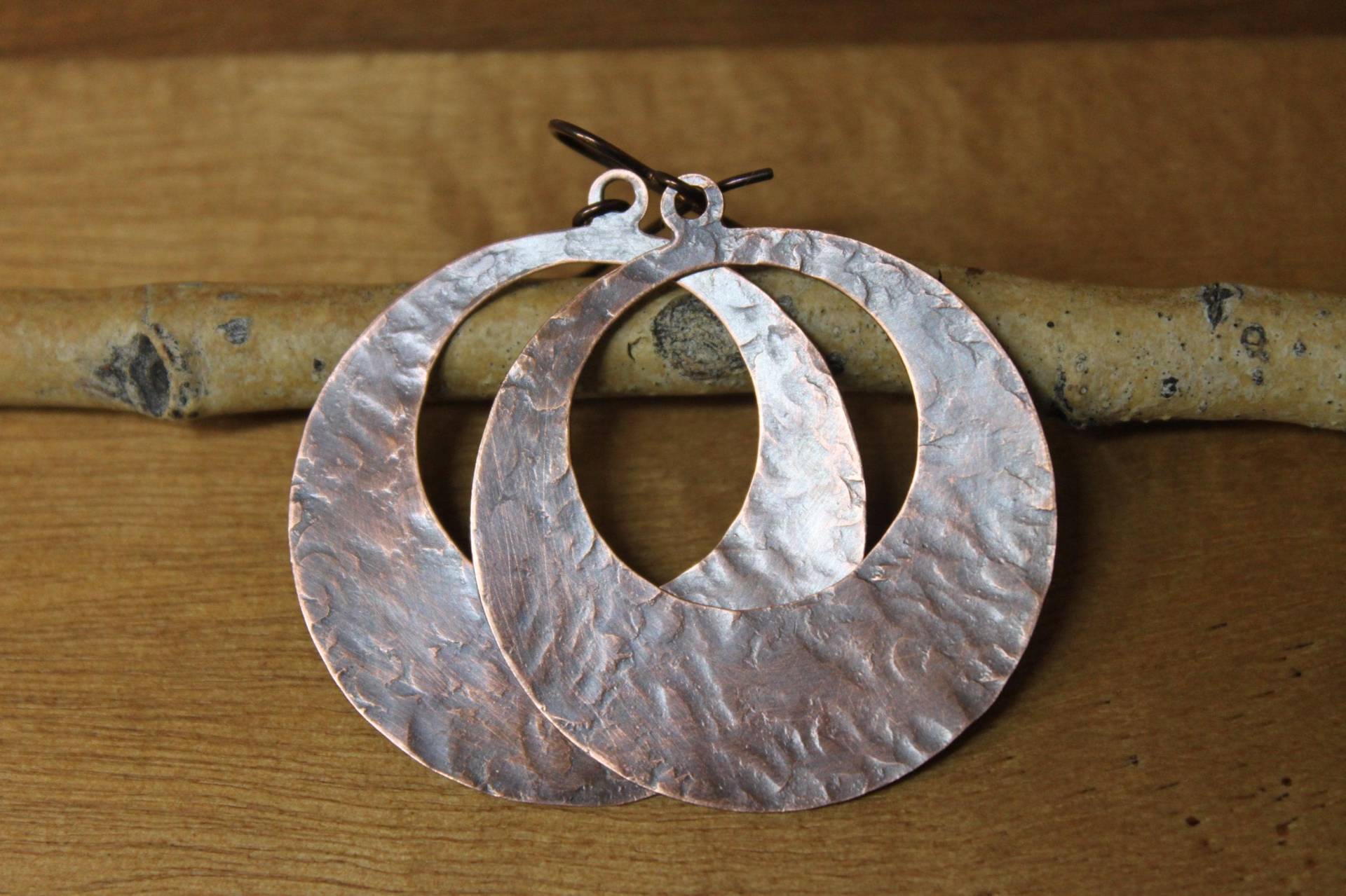 Oxidierte Gehämmerte Kupfer Creolen, Große Boho Ohrringe, Schmuck, Statement Erdige Ohrringe von NtikArtJewelry