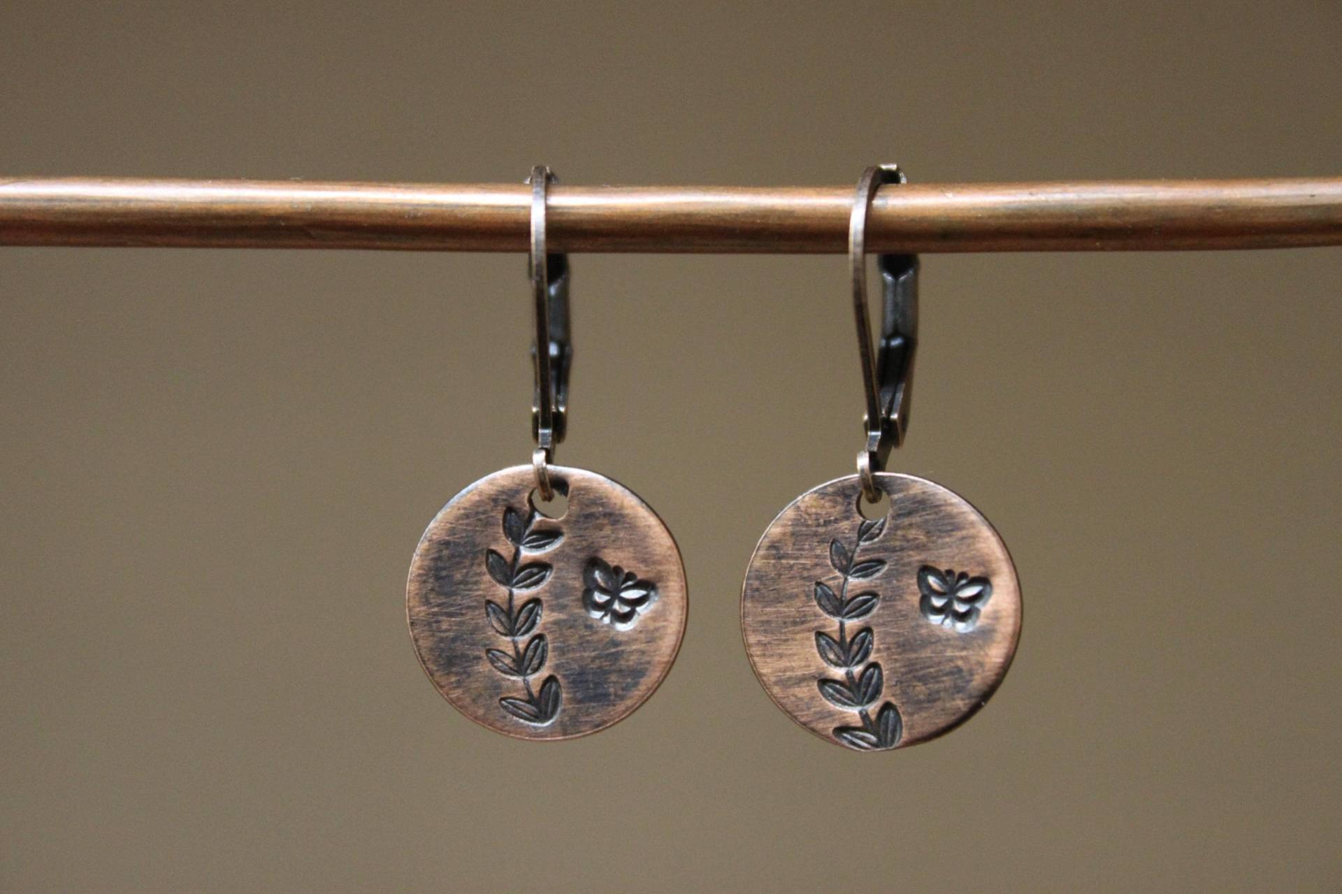 Oxidierte Hand Gestempelt Blatt Schmetterling Kupfer Ohrringe, Kleine Baumeln Tropfen Schmuck, Rustikale Natur-Liebhaber-Geschenk von NtikArtJewelry