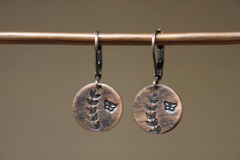 Oxidierte Hand Gestempelt Blatt Schmetterling Kupfer Ohrringe, Kleine Baumeln Tropfen Schmuck, Rustikale Natur-Liebhaber-Geschenk von NtikArtJewelry