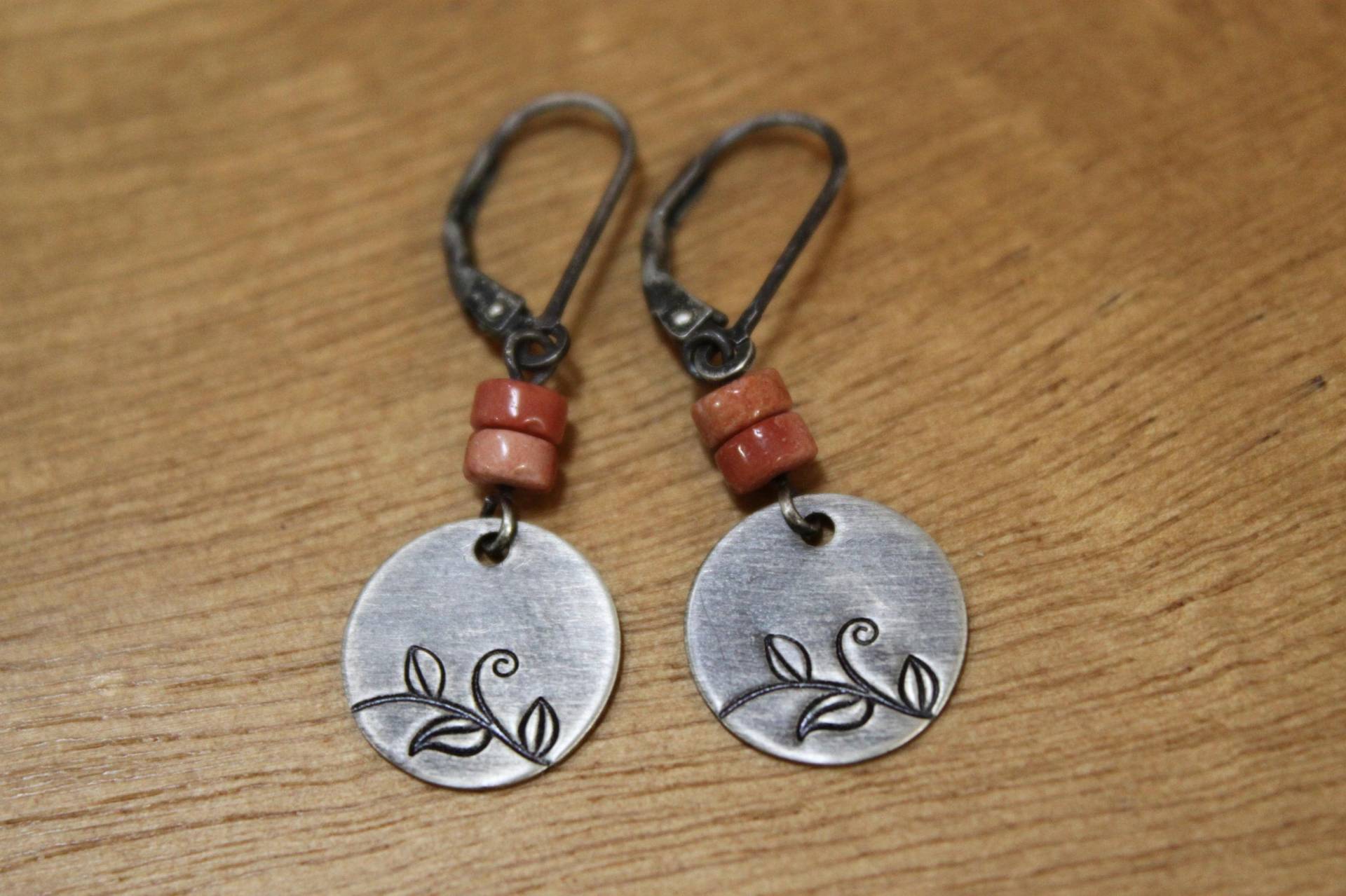 Oxidierte Hand Gestempelt Sterling Silber Blatt Ohrringe, Kleine Baumeln Mookait Ohrringe von NtikArtJewelry