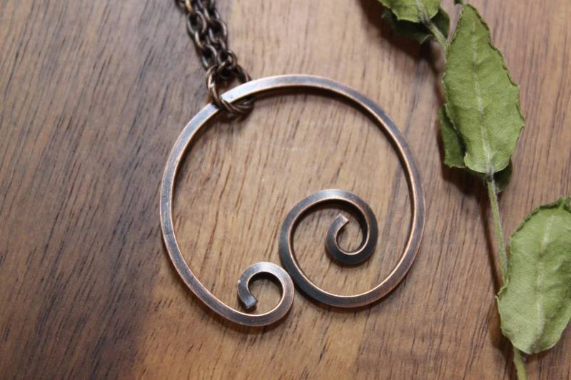 Oxidiertes Kupfer Swirl Anhänger Halskette, Handgemachter Boho Schmuck von NtikArtJewelry
