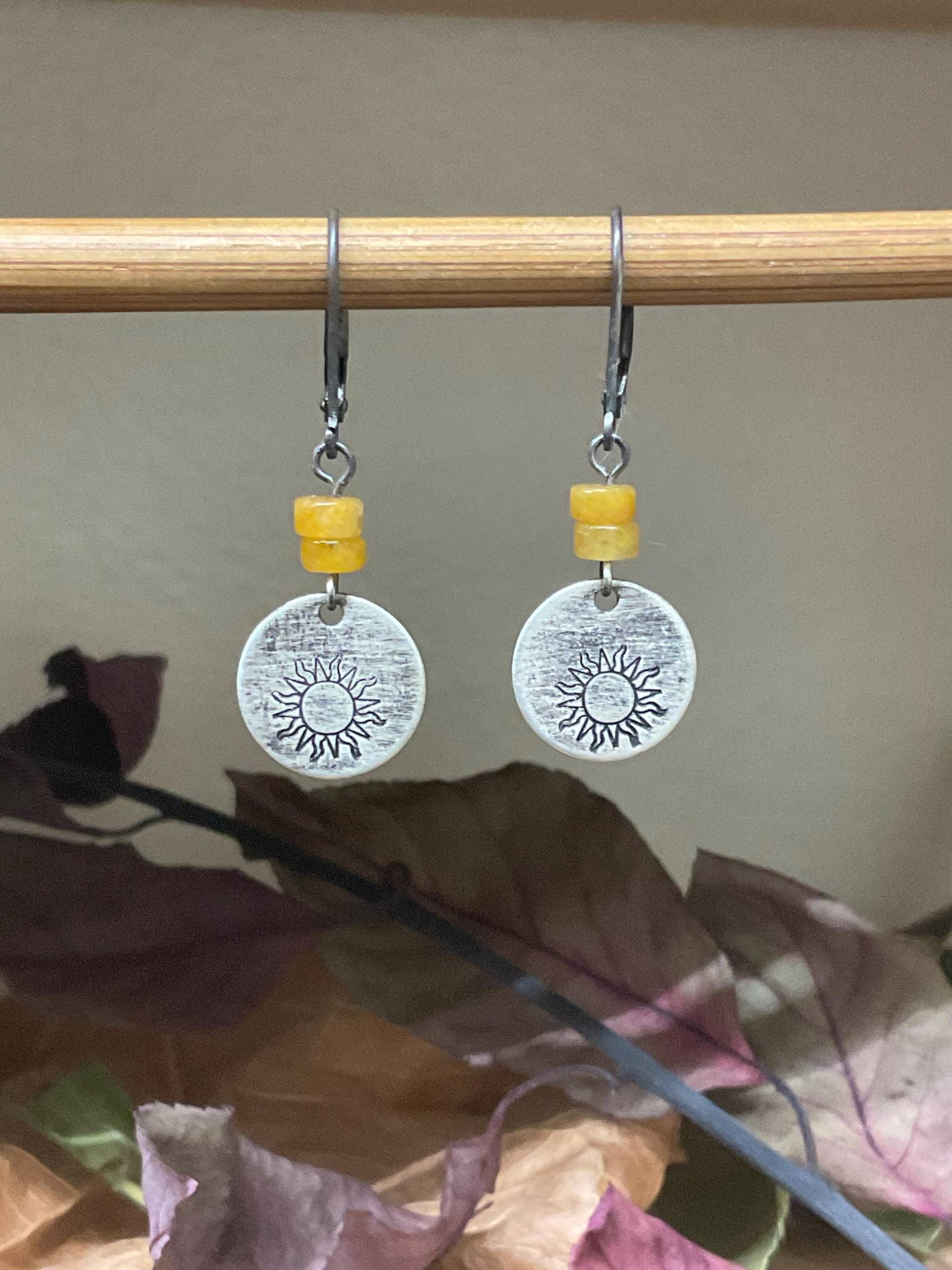 Oxidierte Sterling Silber Sun Ohrringe, Kleine Gelbe Handgestempelte 925 Ohrringe Mit Klappbrisuren, Disc von NtikArtJewelry