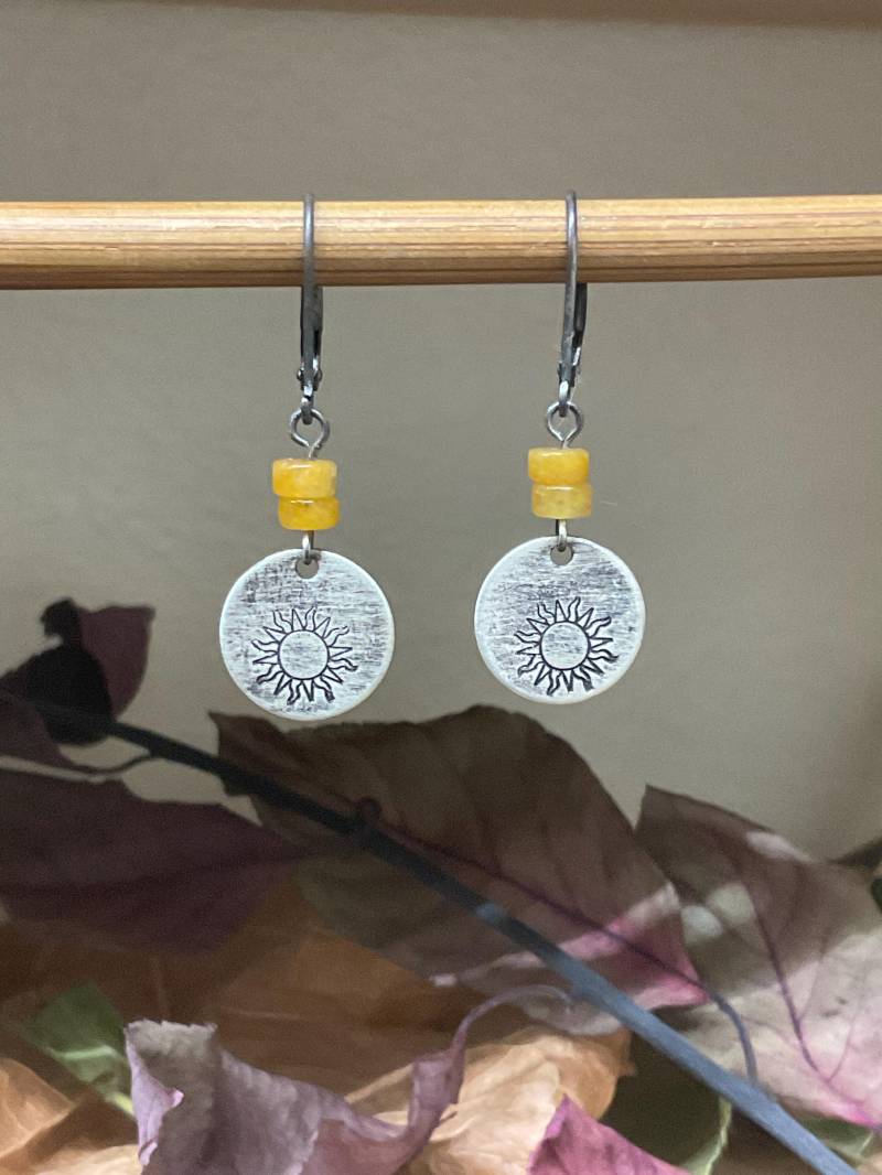 Oxidierte Sterling Silber Sun Ohrringe, Kleine Gelbe Handgestempelte 925 Ohrringe Mit Klappbrisuren, Disc von NtikArtJewelry