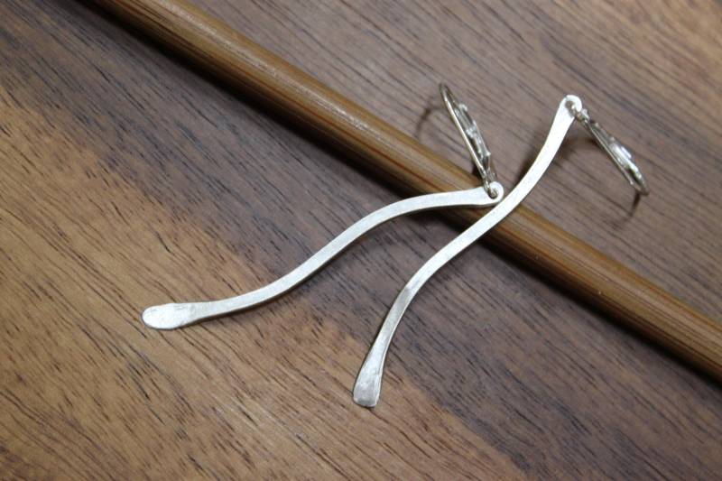 Sterling Silber Ohrringe, Gehämmert Gewellt Lange Statement Handgeschmiedete Moderne Ohrringe von NtikArtJewelry